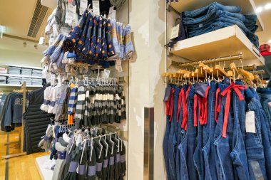 Hong Kong, Çin - 23 Ocak 2019: New Town Plaza 'daki Gap mağazasında giysiler sergileniyor. New Town Plaza, Hong Kong 'un Sha Tin şehrinde bir alışveriş merkezidir..