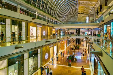 Singapur - Nisan 2019: The Shoppes at Marina Bay Sands 'in iç çekimi.