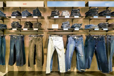 Hong Kong, Çin - Ocak 2019: Elements alışveriş merkezindeki Calvin Klein mağazasının içi. Calvin Klein Inc. bir Amerikan lüks moda evi..