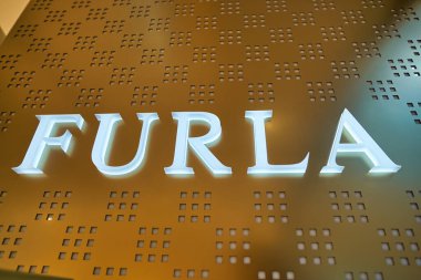 Hong Kong, Çin - Ocak 2019: Elements alışveriş merkezinde Furla tabelasının yakın çekimi.