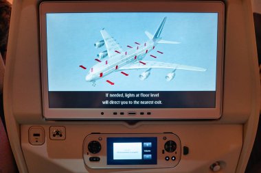 Dubai, Uae - Ocak 2019: Emirates Airbus A380-800 'ün kabinindeki koltuk arkası ekranının yakın çekimi.