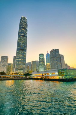 Hong Kong, Çin - Ocak 2019: Victoria Limanı 'ndan alacakaranlıkta görülen merkez.