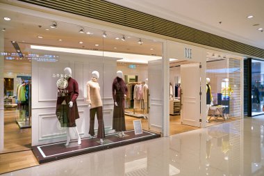 Hong Kong, Çin - Ocak 2019: Elements alışveriş merkezindeki Tse mağazasının vitrini
