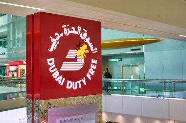 Dubai, Uae - Ocak 2019: Dubai Uluslararası Havalimanında Duty Free tabelası.