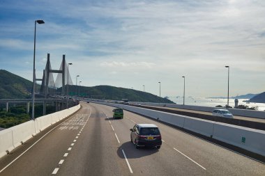 Hong Kong, Çin - 18 Haziran 2015: Kap Shui Mun Köprüsü gündüz vakti Hong Kong 'da çift katlı bir otobüsün ikinci masasından görüldü.. 