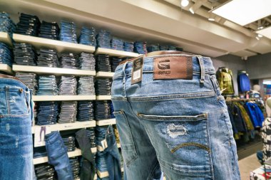 Hong Kong, Çin - 23 Ocak 2019: New Town Plaza 'daki G-Star Raw mağazasında kot pantolon sergileniyor. New Town Plaza, Hong Kong 'un Sha Tin şehrinde bir alışveriş merkezidir..