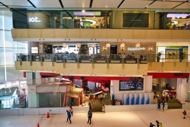 Hong Kong, Çin - Ocak 2019: Elements alışveriş merkezindeki kapalı buz pateni pisti.