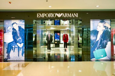 Hong Kong, Çin - Ocak 2019: Elements alışveriş merkezindeki Emporio Armani mağazasının girişi