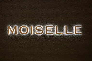 Hong Kong, Çin - Ocak 2019: Elements alışveriş merkezinde Moiselle tabelasının yakın çekimi.