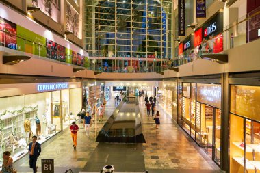 Singapur - Nisan 2019: The Shoppes at Marina Bay Sands 'in iç çekimi.