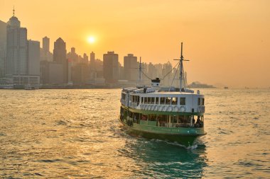 Hong Kong, Çin - Ocak 2019: Victoria Limanı 'ndan geçen bir Star Ferry. Star Ferry, Hong Kong 'da bir yolcu feribot operatörü ve turistik merkezdir..