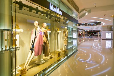 Hong Kong, Çin - Ocak 2019: Elements alışveriş merkezindeki Max Mara mağazasında vitrin