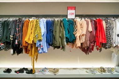 Hong Kong, Çin - Ocak 2019: Elements alışveriş merkezindeki Zara mağazasının içi