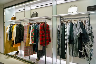Hong Kong, Çin - Ocak 2019: Elements alışveriş merkezindeki Michael Kors mağazasının içi