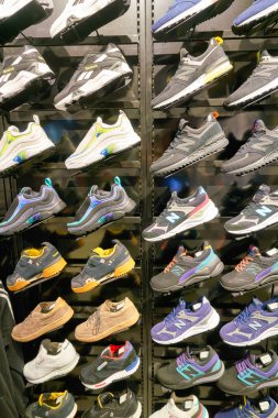 Hong Kong, Çin - Ocak 2019: Hong Kong 'da bir ayakkabı mağazasında sergileniyor. Foot Locker Retail, Inc. Amerikalı spor giyim ve ayakkabı perakendecisi..