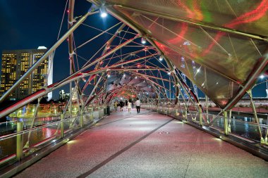 Singapur - Nisan 2019: Gece Helix Köprüsü manzarası. Helix Köprüsü, Marina ile Güney 'i Singapur' daki Marina Körfezi bölgesine bağlayan yaya köprüsü..