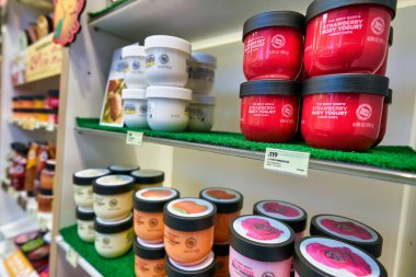 Hong Kong, Çin - Ocak 2019: Hong Kong 'daki The Body Shop mağazasında kişisel bakım ürünleri sergileniyor. Body Shop bir kozmetik, cilt bakımı ve parfüm şirketi..