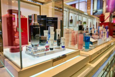 Hong Kong, Çin - Ocak 2019: Elements alışveriş merkezindeki Lancome mağazasında kozmetik ürünler sergileniyor.
