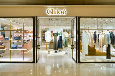Hong Kong, Çin - Ocak 2019: Elements alışveriş merkezindeki Chloe mağazasının girişi