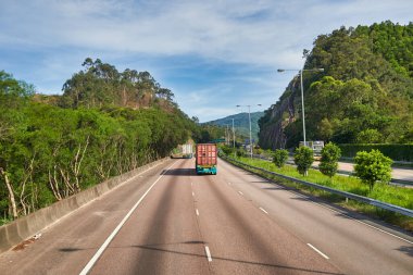 Hong Kong, Çin - 18 Haziran 2015: Gündüz vakti Hong Kong 'da çift katlı bir otobüsün ikinci masasından görüntülendi. 