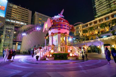 Hong Kong, Çin - Ocak 2019: dekorasyonlar 1881 'de Hong Kong' da gece vakti görüldü.