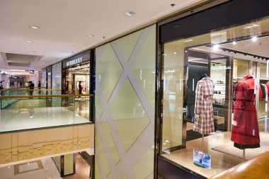 Hong Kong, Çin - Ocak 2019: Elements alışveriş merkezindeki Burberry mağazasının girişi