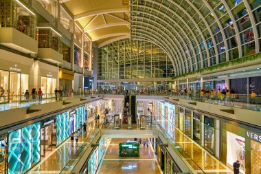 Singapur - Nisan 2019: The Shoppes at Marina Bay Sands 'in iç çekimi.