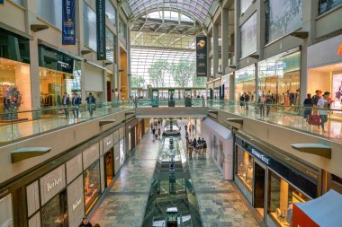 Singapur - Nisan 2019: The Shoppes at Marina Bay Sands 'in iç çekimi.