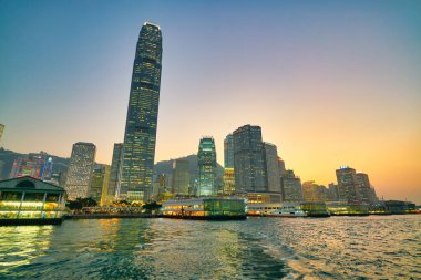 Hong Kong, Çin - Ocak 2019: Victoria Limanı 'ndan alacakaranlıkta görülen Central Ferry Piers manzarası.