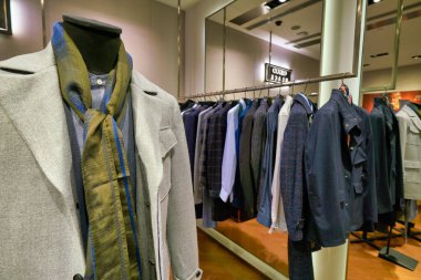 Hong Kong, Çin - 23 Ocak 2019: New Town Plaza 'daki G2000 Black mağazasında giysiler sergileniyor. New Town Plaza, Hong Kong 'un Sha Tin şehrinde bir alışveriş merkezidir..