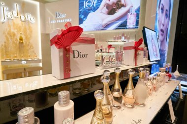 Hong Kong, Çin - Ocak 2019: New Town Plaza alışveriş merkezindeki Christian Dior mağazasında parfümler sergileniyor.