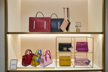 Hong Kong, Çin - Ocak 2019: Element alışveriş merkezindeki Furla mağazasında çantalar sergileniyor.