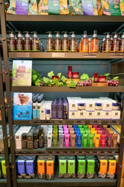 Hong Kong, Çin - Ocak 2019: Hong Kong 'da New Town Plaza' daki Apivita mağazasında kişisel bakım ürünleri sergileniyor.