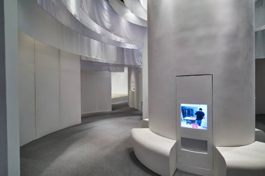 Hong Kong, Çin - Ocak 2019: Hong Kong Miras Müzesi 'nde daire şeklinde sergi alanı.