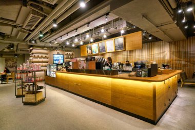 Hong Kong, Çin - Ocak 2019: Hong Kong 'da Starbucks Kahve' nin dahili çekimi.