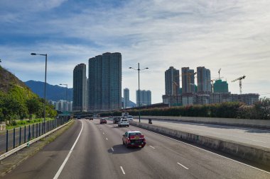 Hong Kong, Çin - 18 Haziran 2015: Gündüz vakti Hong Kong 'da çift katlı bir otobüsün ikinci masasından görüntülendi. 