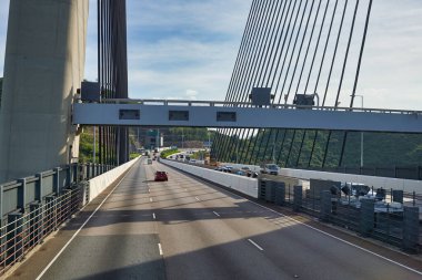 Hong Kong, Çin - 18 Haziran 2015: Kap Shui Mun Köprüsü gündüz vakti Hong Kong 'da çift katlı bir otobüsün ikinci masasından görüldü.. 