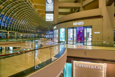 Singapur - Nisan 2019: The Shoppes at Marina Bay Sands 'in iç çekimi.
