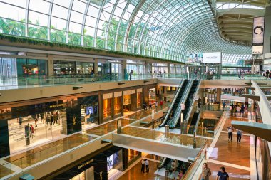 Singapur - Nisan 2019: The Shoppes at Marina Bay Sands 'in iç çekimi.
