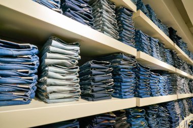 Hong Kong, Çin - 23 Ocak 2019: New Town Plaza 'daki G-Star Raw mağazasında kot pantolon sergileniyor. New Town Plaza, Hong Kong 'un Sha Tin şehrinde bir alışveriş merkezidir..