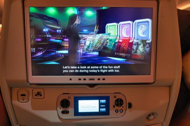 Dubai, Uae - Ocak 2019: Emirates Airbus A380-800 'ün kabinindeki koltuk arkası ekranının yakın çekimi.