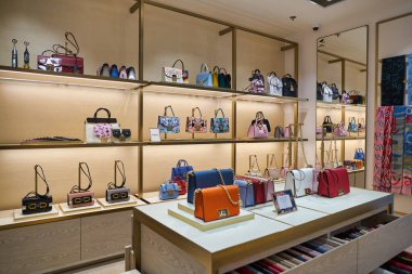 Hong Kong, Çin - Ocak 2019: Elements alışveriş merkezindeki Furla mağazasının içi.