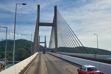 Hong Kong, Çin - 18 Haziran 2015: Kap Shui Mun Köprüsü gündüz vakti Hong Kong 'da çift katlı bir otobüsün ikinci masasından görüldü.. 