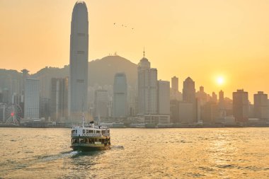 Hong Kong, Çin - Ocak 2019: Tsim Sha Tsui, Kowloon 'da görülen Hong Kong Adası manzarası.