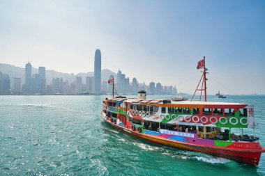 Hong Kong, Çin - 2019 yılı Ocak ayı: Asya 'nın Dünya Liman Ahırında Victoria Limanı' ndan geçen bir Star Feribot. Star Ferry, Hong Kong 'da bir yolcu feribot operatörü ve turistik merkezdir..