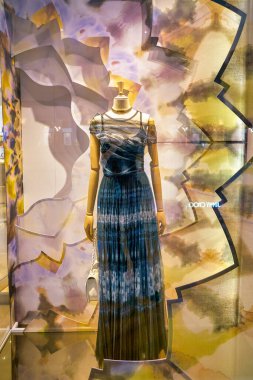 Singapur - Nisan 2019: Marina Körfezi Sands 'deki The Shoppes mağazasındaki Dior mağazasının yakın çekim.