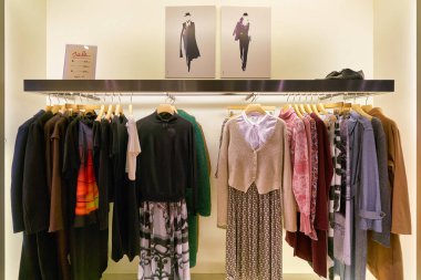 Hong Kong, Çin - 23 Ocak 2019: New Town Plaza 'daki Agnes B. mağazasında giysiler sergileniyor. New Town Plaza, Hong Kong 'un Sha Tin şehrinde bir alışveriş merkezidir..