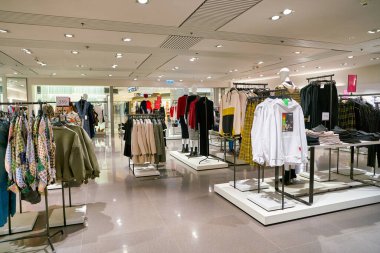 Hong Kong, Çin - Ocak 2019: Elements alışveriş merkezindeki Zara mağazasının içi