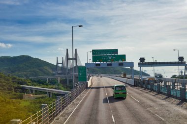 Hong Kong, Çin - 18 Haziran 2015: Kap Shui Mun Köprüsü gündüz vakti Hong Kong 'da çift katlı bir otobüsün ikinci masasından görüldü.. 