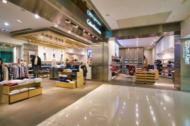 Hong Kong, Çin - 23 Ocak 2019: Yeni Şehir Meydanı 'ndaki Calvin Klein kot mağazasının girişi. New Town Plaza, Hong Kong 'un Sha Tin şehrinde bir alışveriş merkezidir..